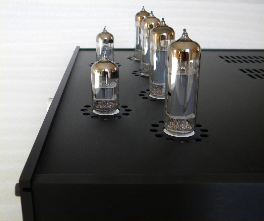 Picture of the SAM-A1 valve amplifier, side view